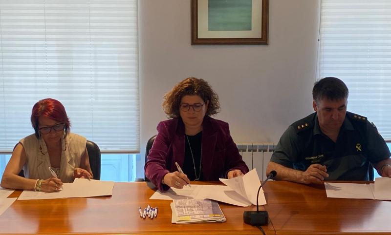 María Rivas celebrates with the deputy mayor of Mugardos that the municipality adheres to the VioGén system, thus adding 28 concellos in the province of A Coruña