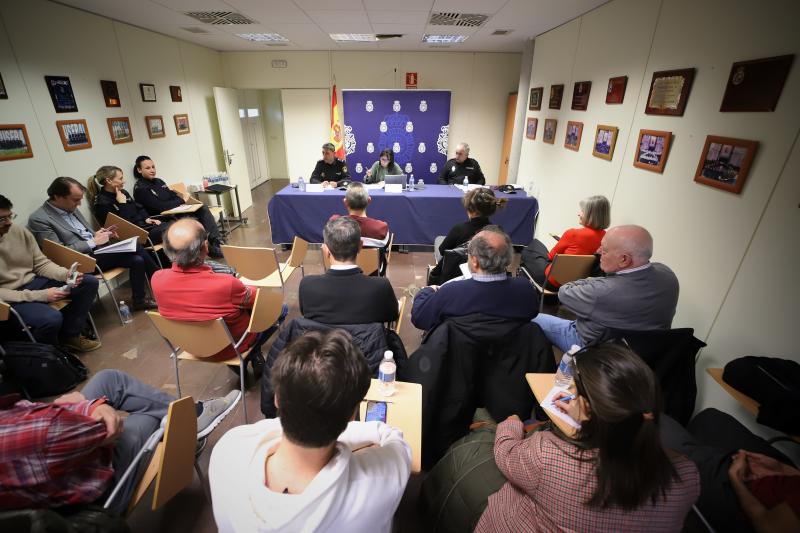 Mercedes González continues in Usera the round of visits through the districts of Madrid to listen to the neighborhood associations together with the superior chief of police