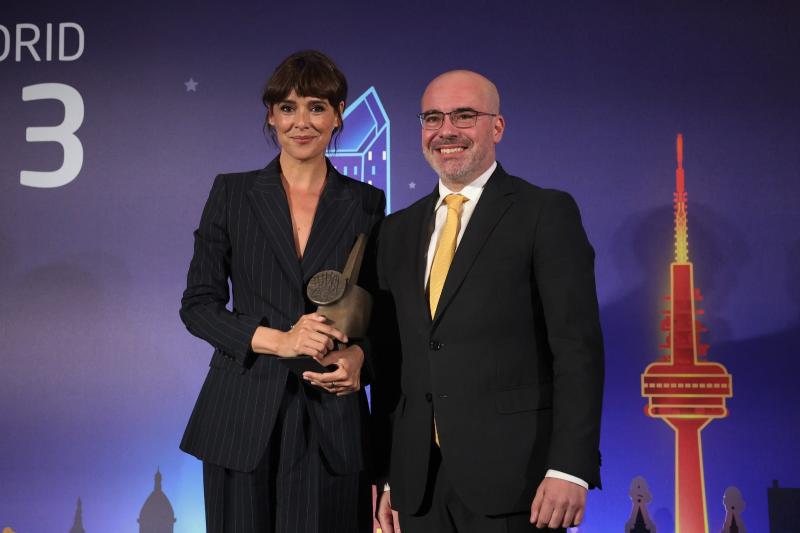 Francisco Martín presents the actress Belén Cuesta with the Woman of the Year award at the Madrid Awards gala in Madridiario