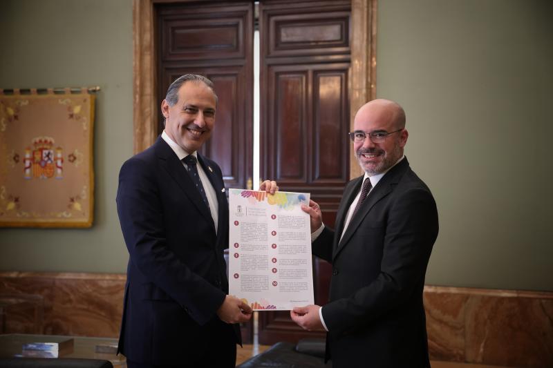 Francisco Martín receives a representation of the Illustrious College of Law of Madrid at the headquarters of the Government Delegation
