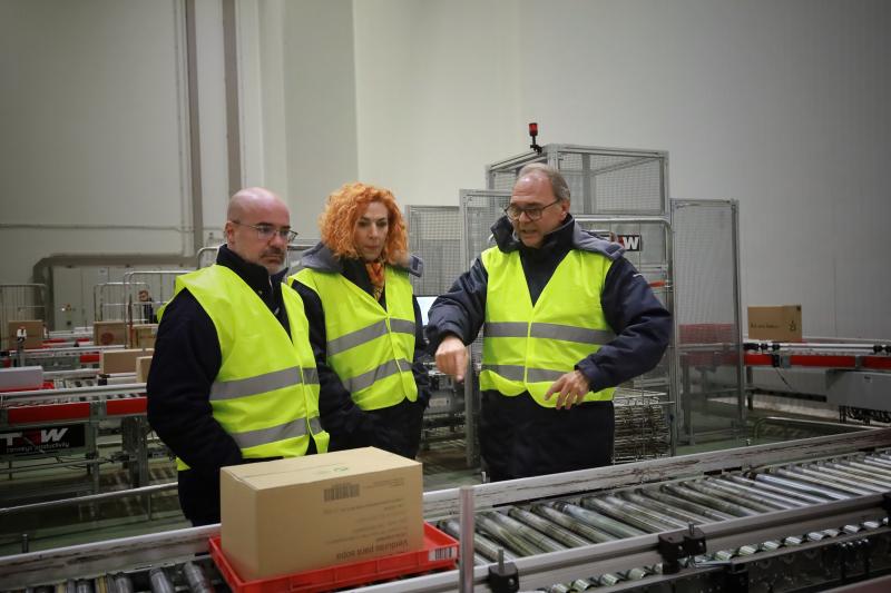 Francisco Martín visits the logistics center of the company Ahorramás in Velilla de San Antonio from which it supplies its more than 280 stores