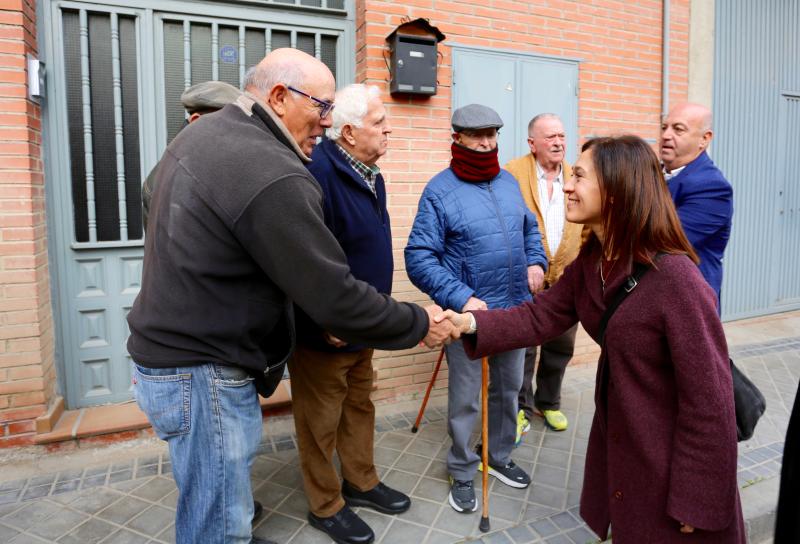 The Government’s deputy delegate, Pilar Trinidad, visits Sector 1 of the Cañada Real