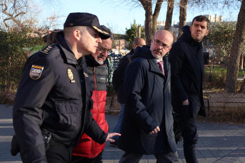 El delegado del Gobierno convoca al Ayuntamiento y la Comunidad de Madrid a una mesa tripartita sobre urgencias sociales en la calle Cullera