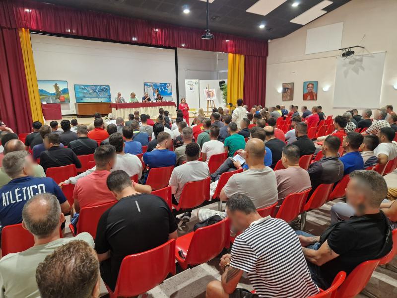 Guevara inaugura en el Centro Penitenciario Murcia I una exposición para concienciar a los internos sobre la violencia de género