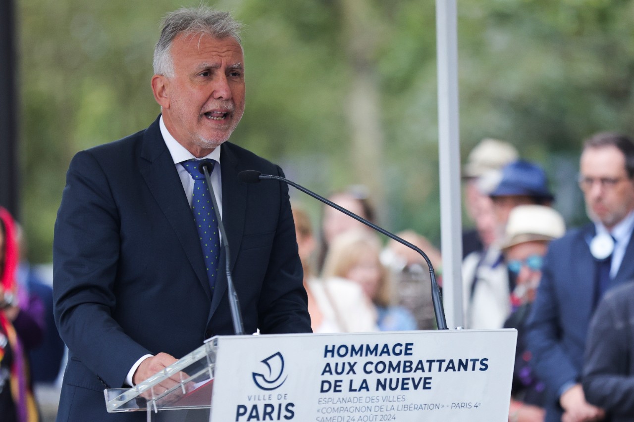 Paris (France), 24/08/2024.- Spanish Minister of Democratic Memory Angel Victor Torres delivers a speech during a ceremony to pay tribute to Spanish Republicans division La Nueve, in Paris, France, 24 August 2024. The City of Paris commemorated the 80th anniversary of the Liberation of Paris, honoring La Nueve, the Spanish Republicans composing the majority of the detachment of the 2nd Armored Division that entered the French capital on the evening of 24 August 1944. (Francia) EFE/EPA/TERESA SUAREZ
