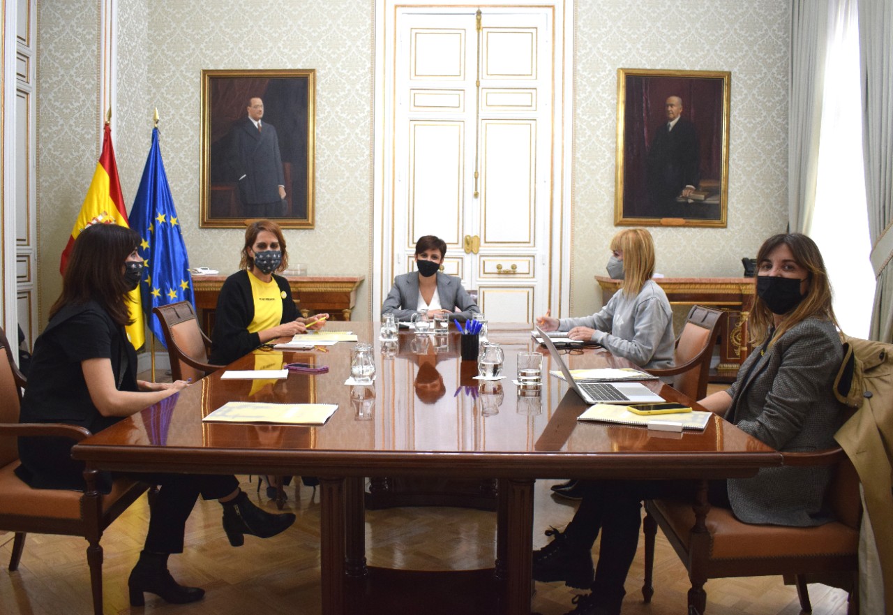 Isabel Rodríguez meets with representatives of the Malasmadre Club and the Yo No Renuncio Association