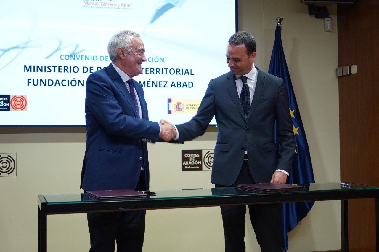 Alfredo González signs the agreement with the Giménez Abad Foundation “to continue strengthening with its work our democracy and the Autonomous State”