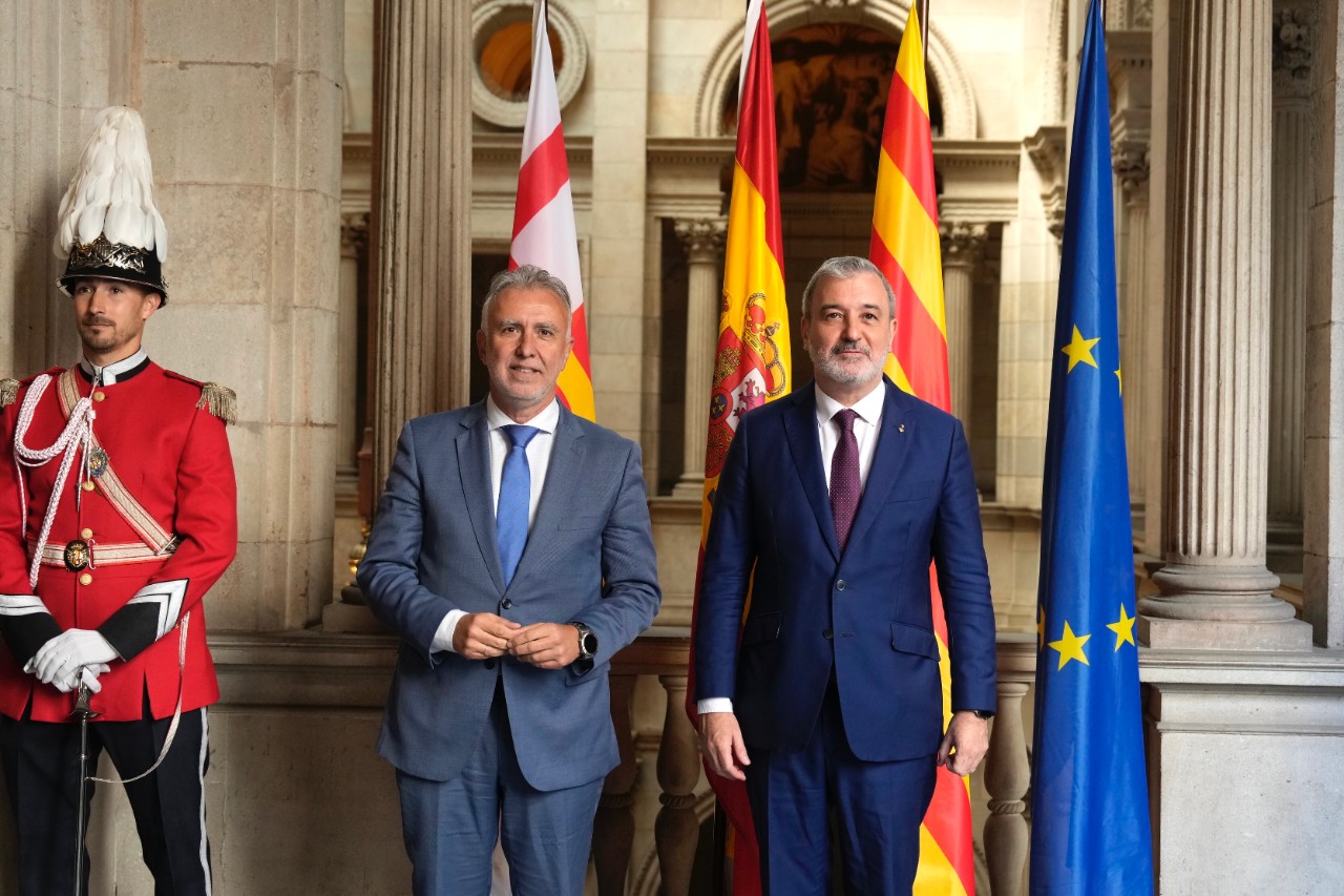 The Minister of Territorial Policy and Democratic Memory visits Barcelona and Hospitalet de Llobregat and meets with their respective mayors