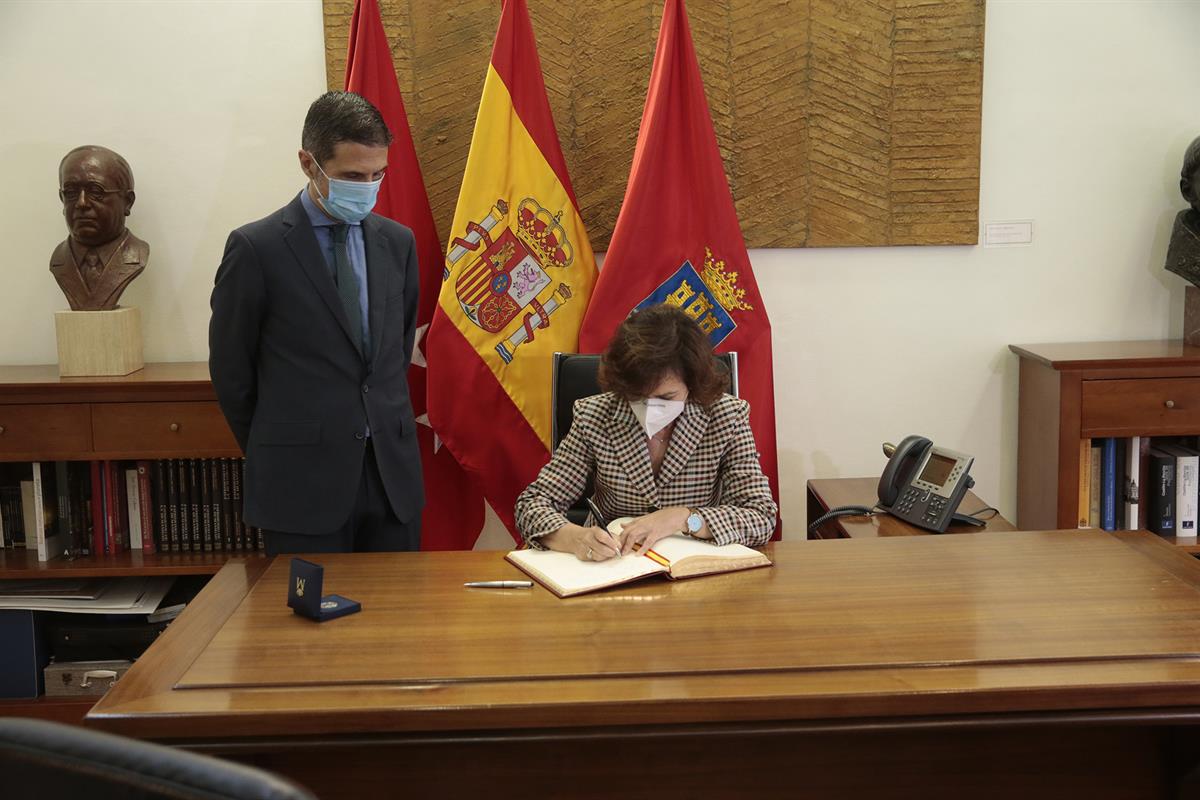 Gobernuko lehen presidenteorde, Presidentetzako, Gorteekiko Harremanetako eta Memoria Demokratikoko ministro Carmen Calvo, Alcalá de Henareseko alkate Javier Rodríguez Palaciosekin batera, II. Errepublikako presidente izan zen Manuel Azañari omenaldia egiteko ekitaldian, haren heriotzaren 80. urteurrenean. Pool Moncloa / J. M. Karratua. Alcalá de Henaresko Udala