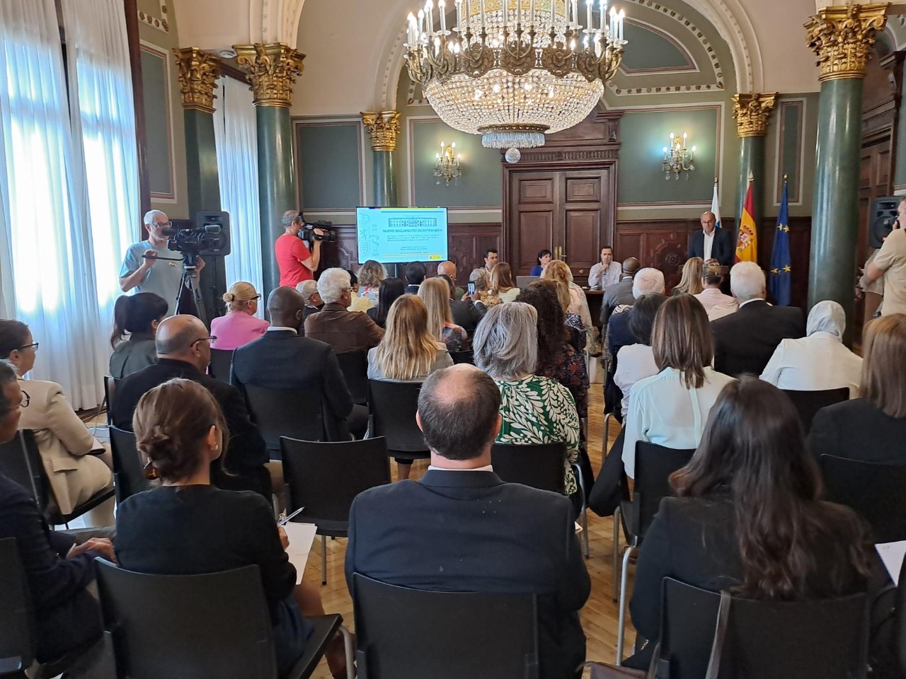 Gobernuak Kanarietan duen ordezkariak Las Palmaseko kontsulari zuzendutako Atzerritarren Araudi berriari buruzko mintegia inauguratu du