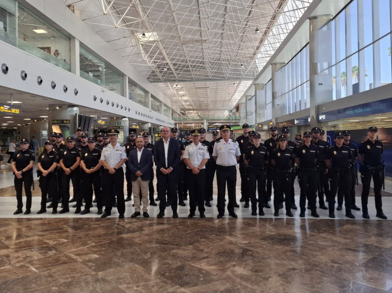 Gobernuaren ordezkariak ongietorria eman die Tenerifeko Hegoaldeko Aireportura eta Tenerifeko SC hirira sartu berri diren Polizia Nazionaleko agenteei