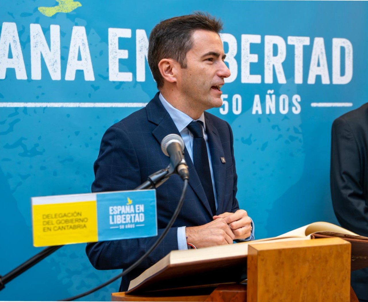 Gobernuaren ordezkaria Konstituzioa irakurtzen