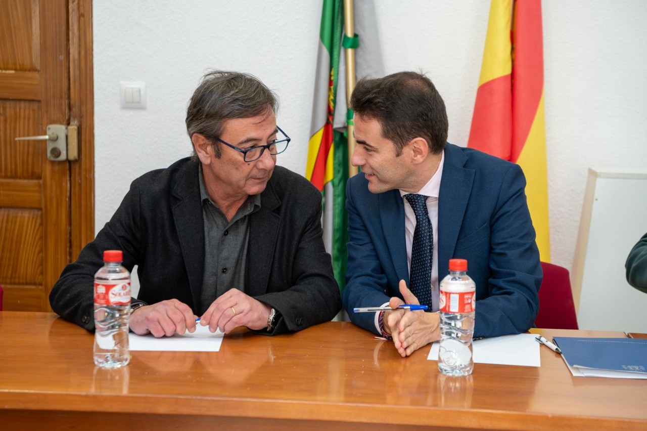 Gobernuaren ordezkaria, Santa Maria de Cayoneko alkatearekin batera, bileraren une batean