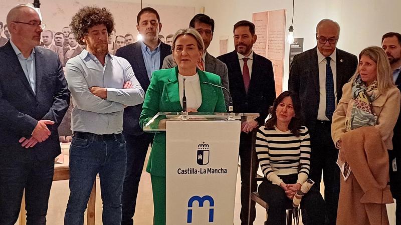 Milagros Tolónek “El cuerpo ausente” erakusketa bisitatu du, gerraosteko errepresaliatuen bizitza absenteak gogora ekartzen dituena