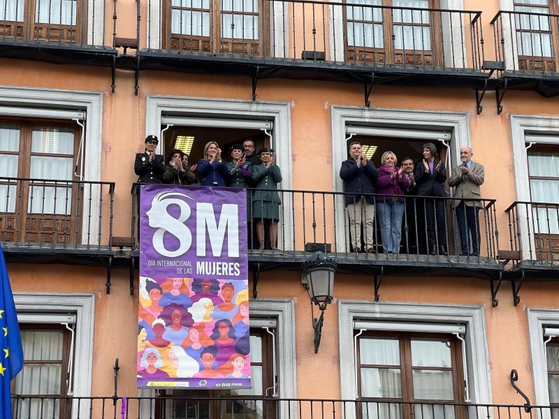 Milagros Tolonek 8Mko pankarta zabaldu du Gobernu Ordezkaritzan “feministak garela ahaztu ez dakigun”