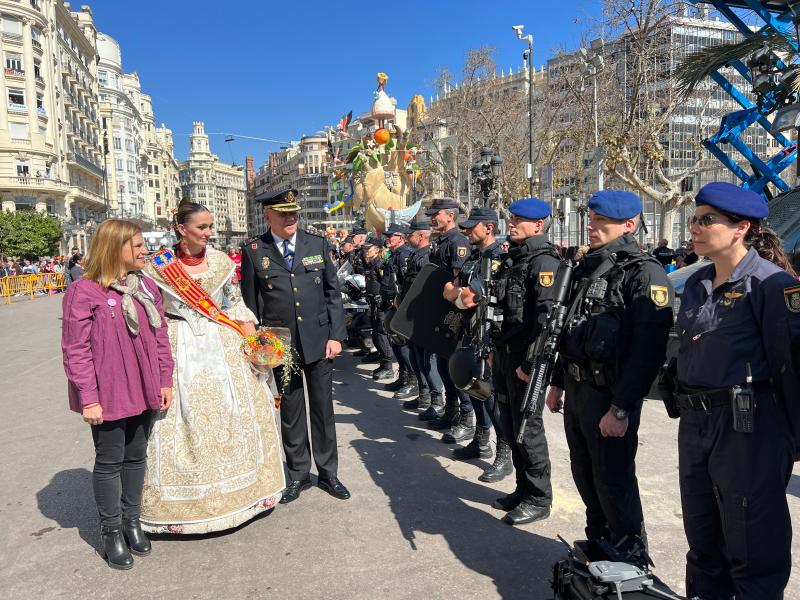 La delegada del Gobierno, Pilar Bernabé, asiste a la muestra de las unidades de la Policía Nacional a las Falleras Mayores de València