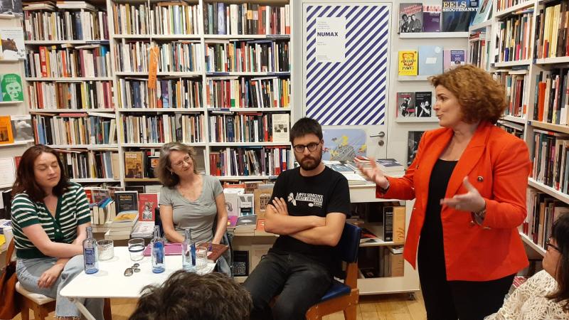 María Rivas idazleak Marta Sanz eta Berta Dávila idazleen arteko literatur topaketan parte hartu zuen, Santiagoko Númax liburudendan ospatu zen Kidetasun Elektiboak programaren barruan