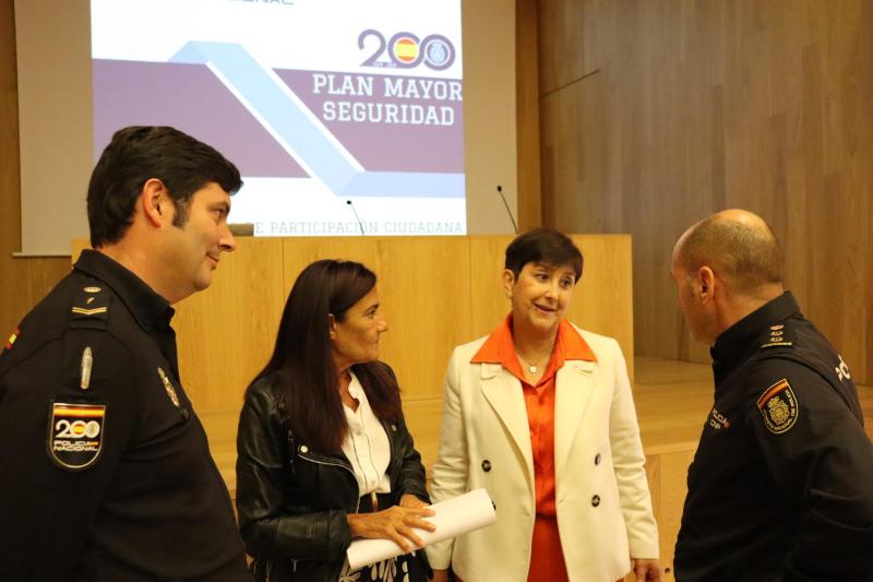 Isabel Rodriguezek Gobernuak adineko pertsonekin duen konpromisoa nabarmendu du, pentsioak igoz, mendekotasun sistema areagotuz eta segurtasuna indartuz