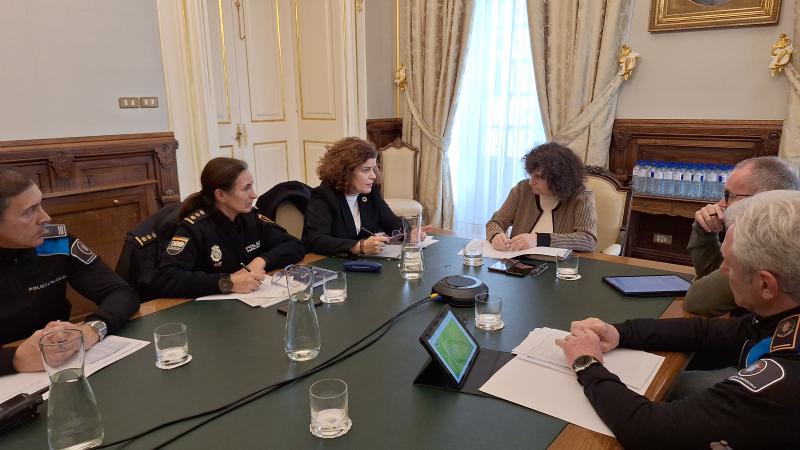 María Rivasek nabarmendu du administrazioen eta Segurtasun Indar eta Kidegoen arteko etengabeko komunikazioa Santiagoko auzo-erakundeekin, herritarren kezkei erantzuteko