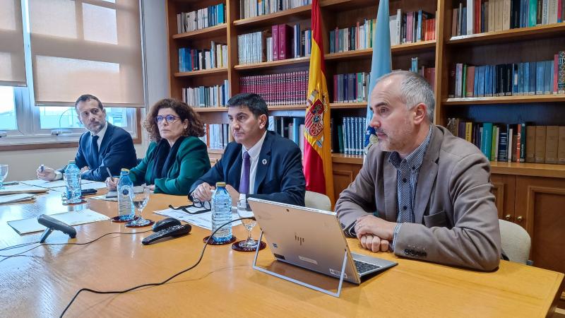 Gobernuak Galizian duen ordezkaria, Pedro Blanco, Gobernuaren ordezkariari Laguntza Batzordeko buru izan zen, eta bertan parte hartu zuten Lugoko ordezkariorde Isabel Rodriguezek; A Coruñako Maria Rivasek; Ourenseko ordezkari Eladio Santosek, eta Pontevedrako ordezkari Abel Losadak.