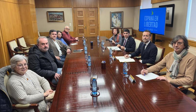 Pedro Blancok adituen eta Memoria Demokratikoko elkarteen proposamen berriak jaso ditu, Galizian “Espainiak Askatasunean 50 urte” bete dituela ospatzeko