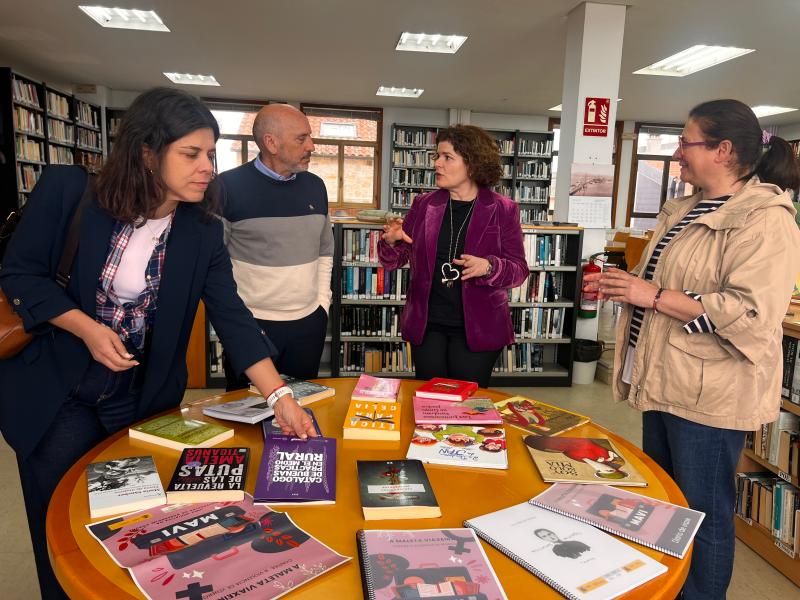 Maria Rivasek A Pobra do Caramiñalen azpimarratu du Maleta Bidaiariaren garrantzia Genero Indarkeriaren aurka borrokatzeko tresna gisa
