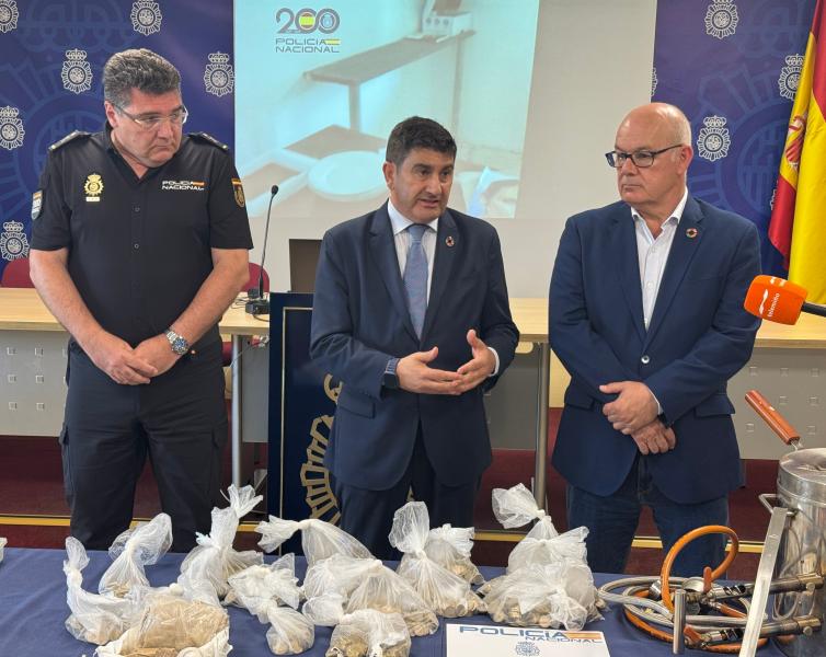 Polizia Nazionalak Galizian narkotrafikoa errotik kentzeko egiten duen etengabeko lana erakutsi du Pedro Blancok ‘Koperniko Operazioa’-rekin
