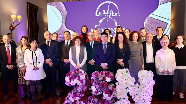 ordezkariaren familia-irudia, ekitaldia amaitzean Galiziako meninekin aintzatetsitako pertsonekin