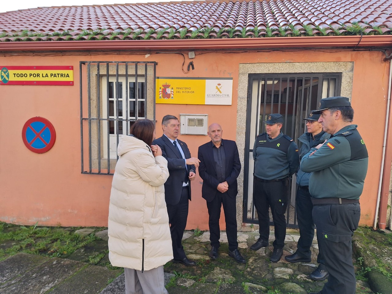 Gobernuko ordezkariordeak Guardia Zibilak A Pobra do Caramiñalen duen postu berria bisitatu zuen