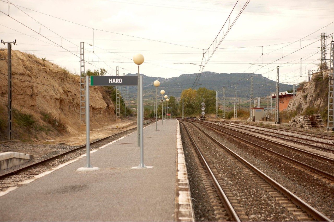 Adifek Logroño-Miranda Ebro linearen bidea berritzeko prozesua abiatu du, proiektuaren idazketaren lizitazioarekin