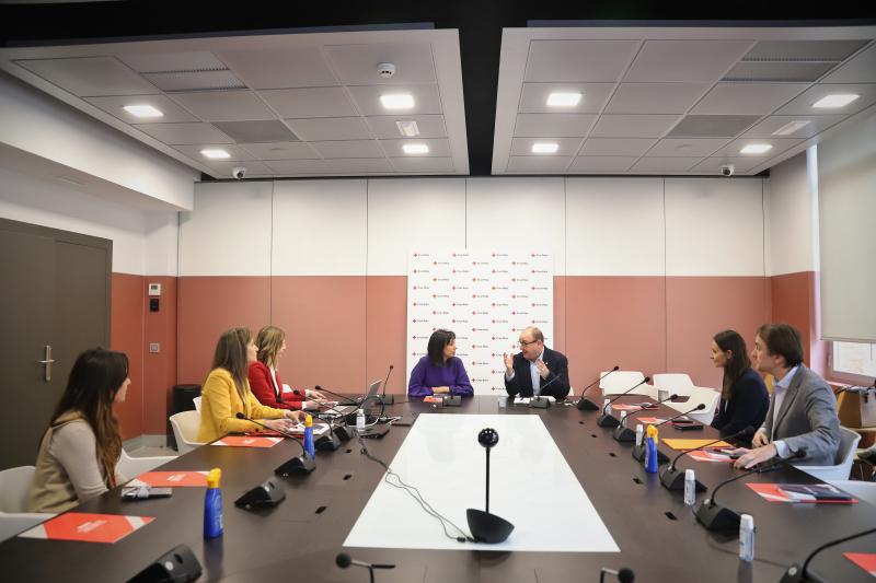 Mercedes Gonzálezek Genero Indarkeriaren Biktimei Laguntzeko eta Babesteko Telefono Zerbitzua (ATENPRO) bisitatu du