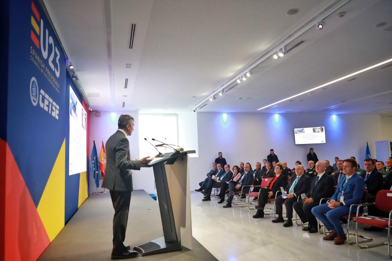 Francisco Martinek Barne ministroari lagundu dio Barne Ministerioko Datuak Prozesatzeko Zentroko instalazio berrien inaugurazioan