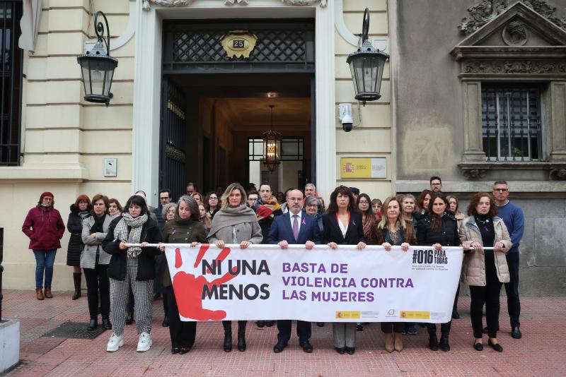 Ana Redondo Berdintasun ministroa eta Francisco Martin Espainiako Gobernuko ordezkaria minutu bateko isilunearen buruan izan dira, Madrilen genero indarkeriaren ondorioz izandako bi hilketak gaitzesteko.