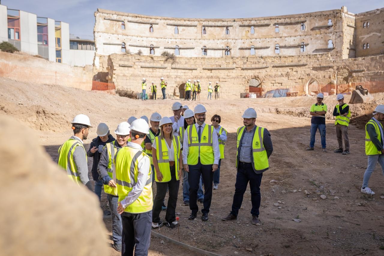 Guardia Zibileko agente bat agurtu du Lucasek Arranoetan