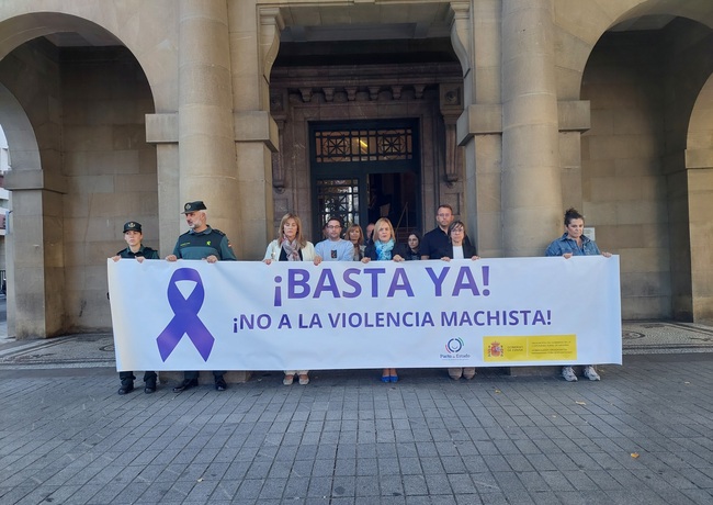 Minutu bateko isilunea gobernu ordezkaritzaren kanpoaldean