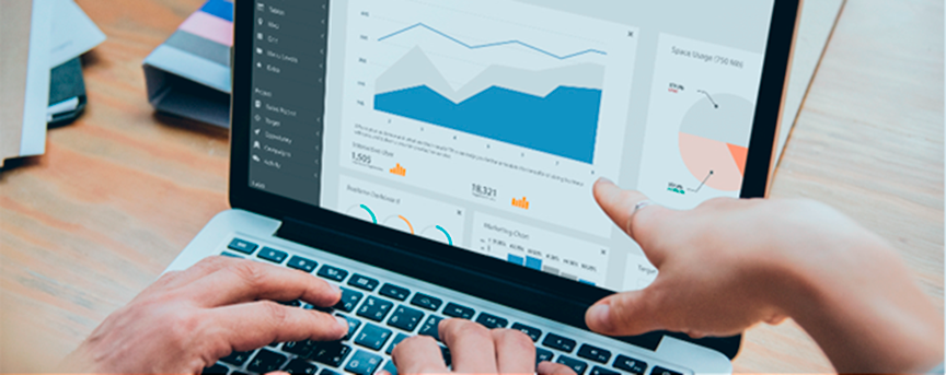 pertsona batek ordenagailu eramangarriaren pantaila seinalatzen du