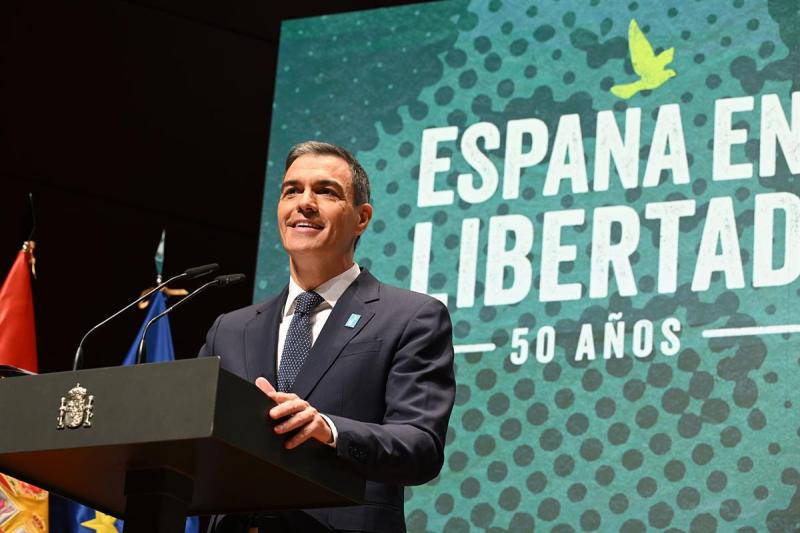 Pedro Sanchez: "Ez dago ezkertiarra edo eskuindarra izan beharrik frankismoaren urte ilunei tristuraz eta beldurrez begiratzeko eta atzerapauso hori errepikatuko den beldur izateko. Nahikoa da demokratak izatea"