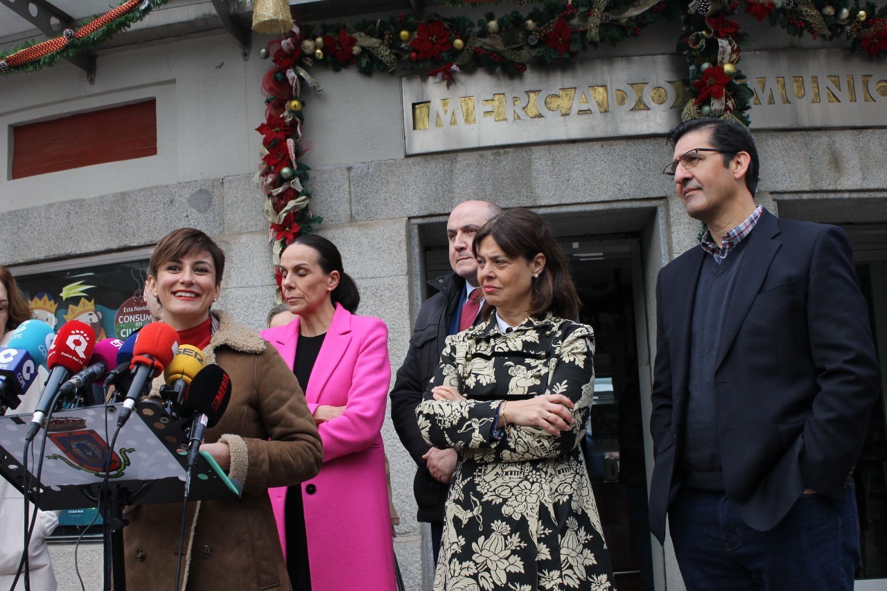 Isabel Rodríguez Ciudad Realeko udal azokan izan da