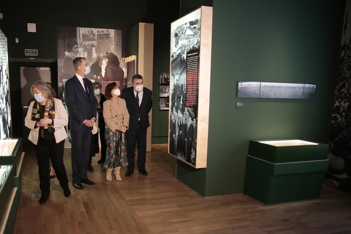 El rey inaugura la exposicion sobre Azaña. Pool Moncloa/J. M. Cuadrado. Biblioteca Nacional, Madrid