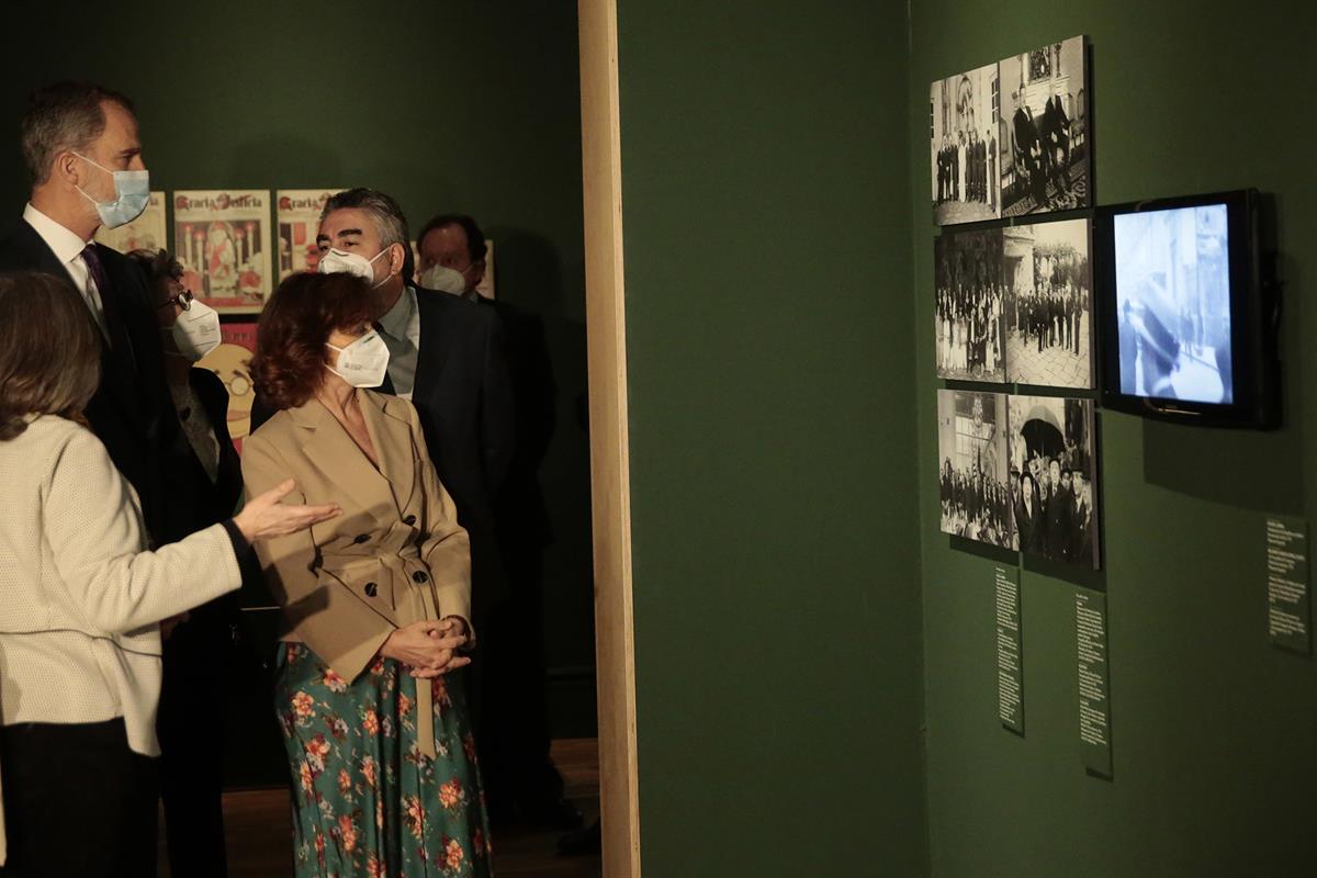 El rey inaugura la exposicion sobre Azaña. Pool Moncloa/J. M. Cuadrado. Biblioteca Nacional, Madrid