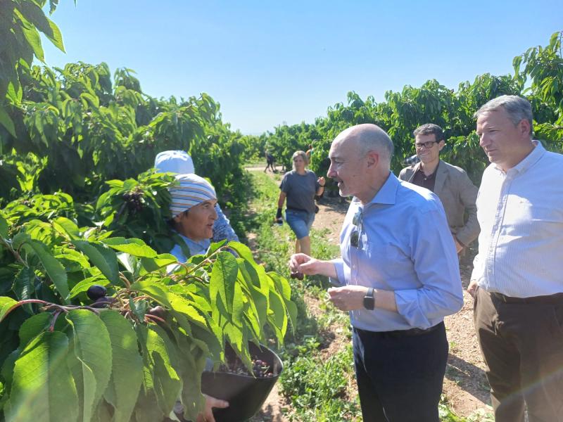 El delegado del Gobierno destaca en su visita a Ricla la importancia de los trabajadores migrantes para dar respuesta a las necesidades de la campaña de la fruta
