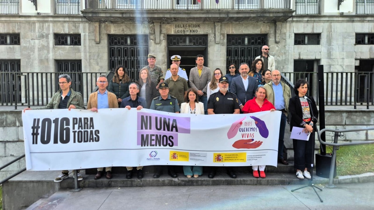 La delegada do Goberno asiste ao minuto de silencio por dous novos asasinatos machistas