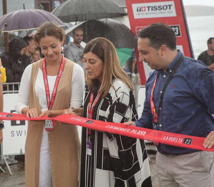 A delegada do Goberno participa na saída desde Liencres da etapa dA Volta en Cantabria