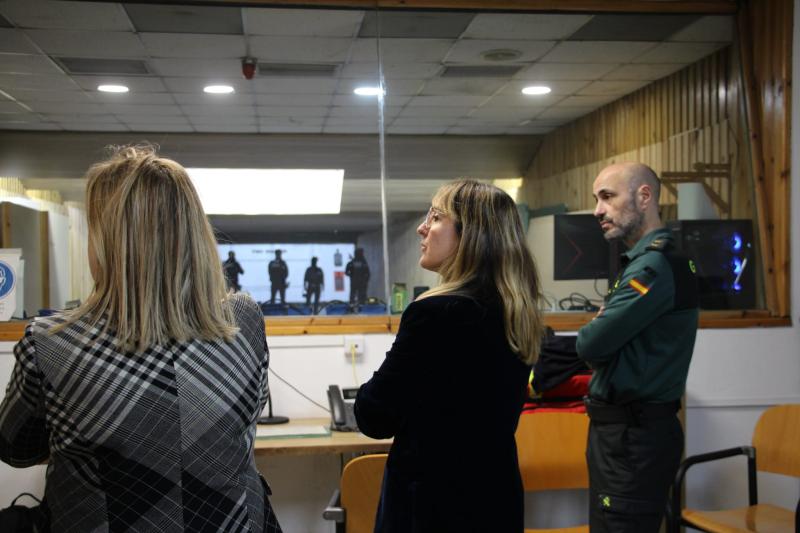 A Garda Civil imparte formación en tiro aos policías locais de Cantabria