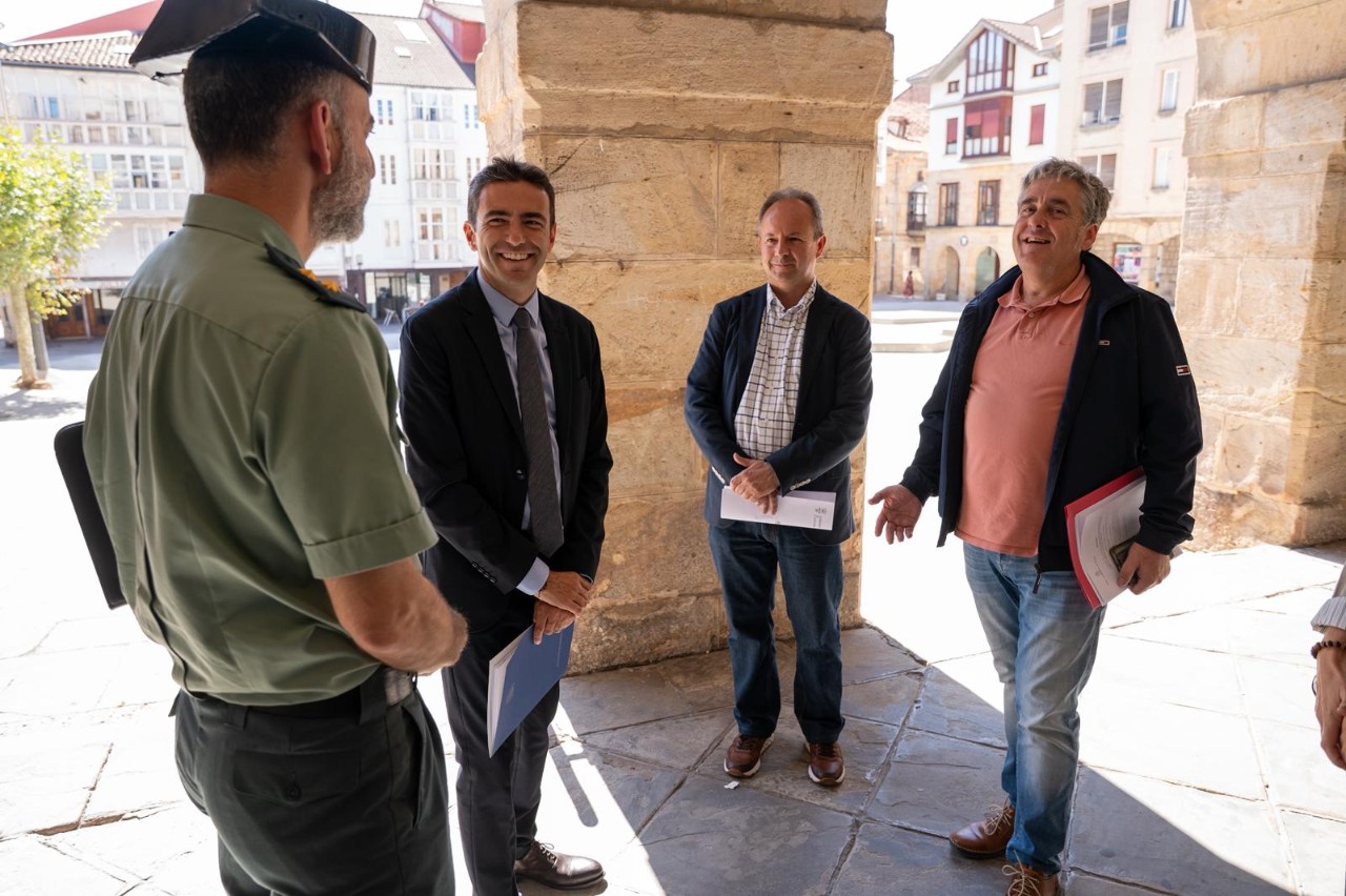 El Delegado do Goberno cos asistentes á reunión
