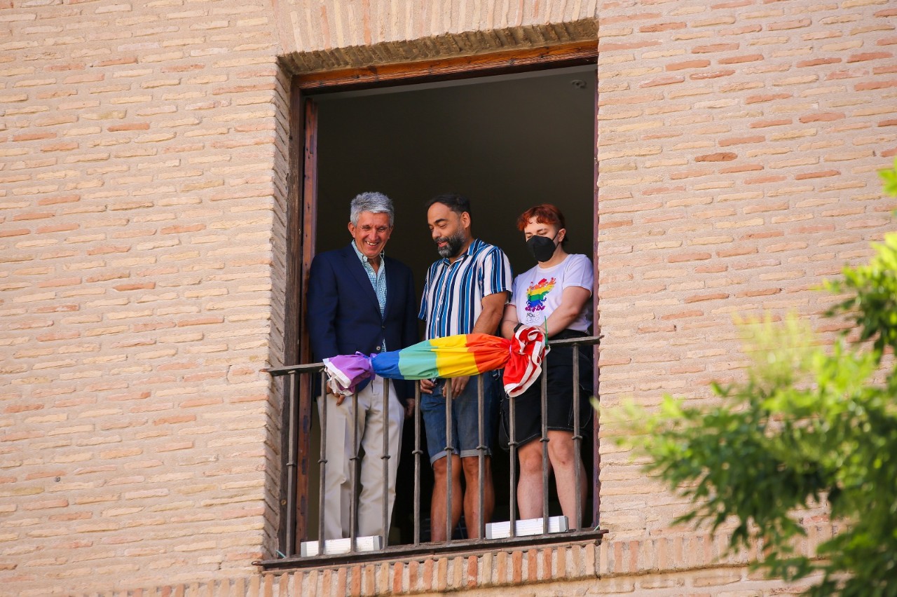 Acto de despregamento da bandeira LGTBI