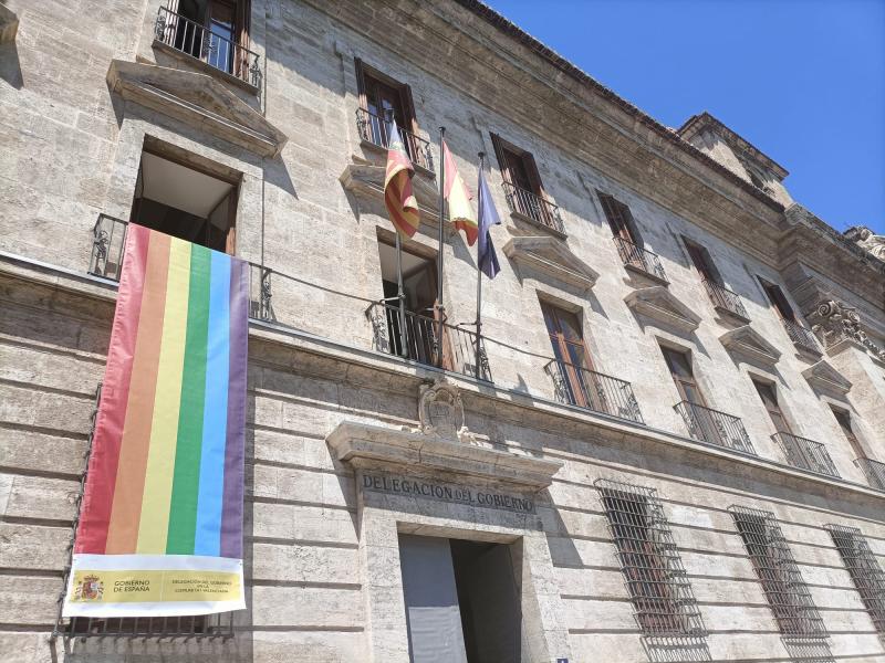 Pilar Bernabé desprega a bandeira LGTBI  na sede da Delegación do Goberno en conmemoración do Día do Orgullo