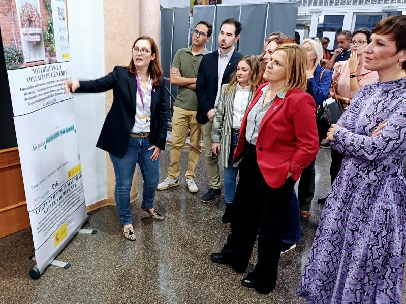 La delegada del Gobierno inaugura la exposición ‘Imagen y palabra para crear conciencia”