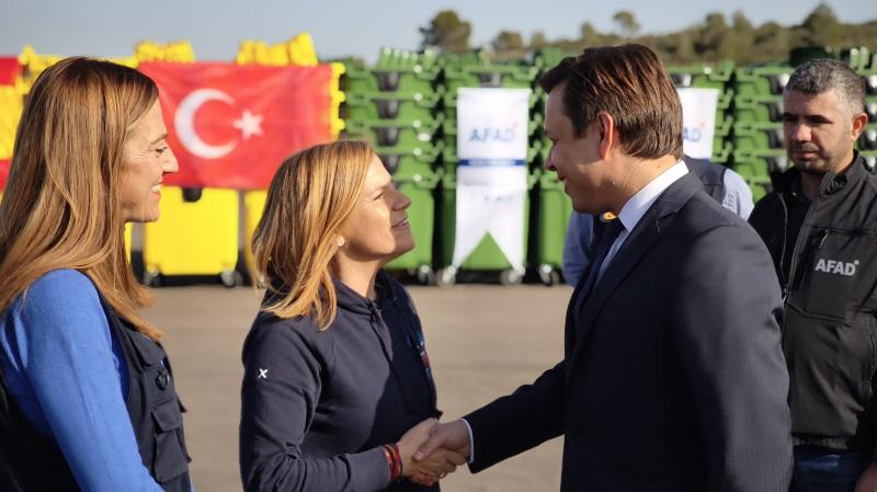 Entrega de colectores de residuos urbanos por parte de Turquía a municipios afectados pola DANA