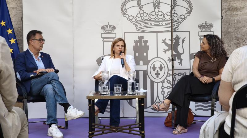 A delegada participa no coloquio co primeiro delegado do Goberno para a Violencia de Xénero en España